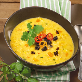 Linsensuppe mit Backpflaumen, Chili und Koriander