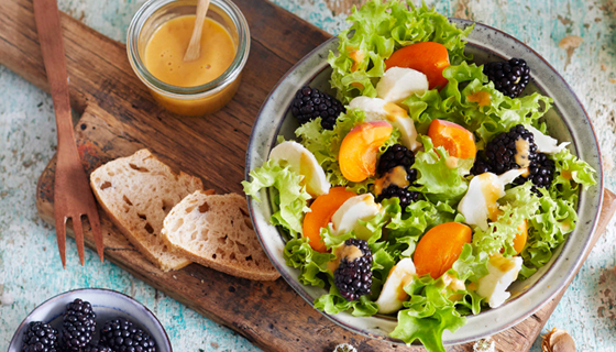 Sommersalat mit Mozzarella und Aprikosen