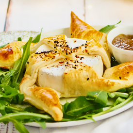 Mini-Camembert im Blätterteig mit Feigensenf und Rucola