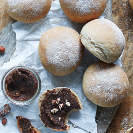 Knusprige Guten-Morgen-Brötchen mit Nuss-Aufstrich