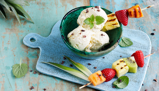 Fruchtspieße vom Grill mit Bourbon-Vanille-Eiscreme