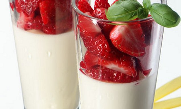 Panna-Cotta mit Erdbeeren und Orangenlikör