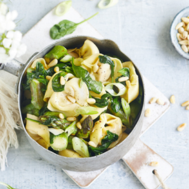 Rindfleisch-Tortelloni mit Spinat und grünem Spargel