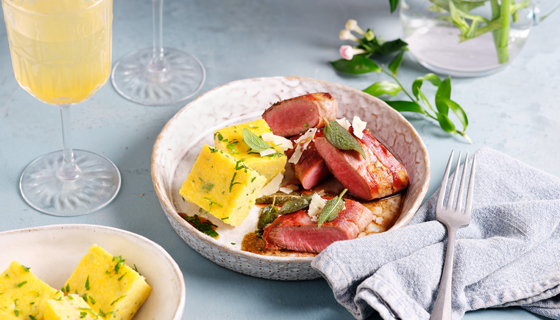 Lamm-Saltimbocca mit Kräuter-Polenta