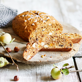 Früchtebrot mit Äpfeln, Nüssen und Feigen