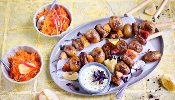 Würstchen-Kartoffelspieße mit Möhren-Apfelsalat