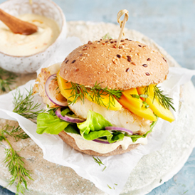 Fisch-Burger mit Currysauce und Mango