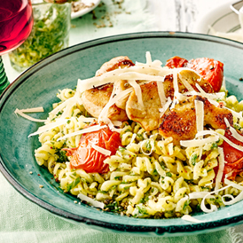 Pasta mit Bärlauchpesto, Hähnchenbrust und Kirschtomaten