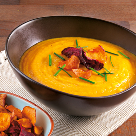 Süßkartoffelsuppe mit Gemüse-Kesselchips