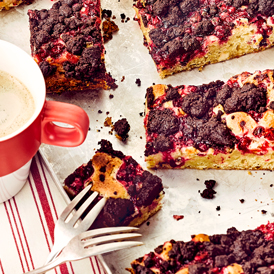 Blondies mit Schokostreuseln und Johannisbeeren