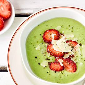 Grüne Spargelcremesuppe mit Erdbeeren