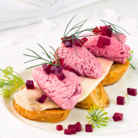 Rote-Bete-Meerrettich-Mousse mit Räucherforelle