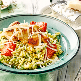 Pasta mit Bärlauchpesto, Hähnchenbrust und Kirschtomaten