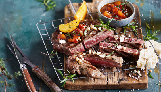 Rib-Eye-Steaks mit Steakpfeffer und Nektarinen-Chutney 