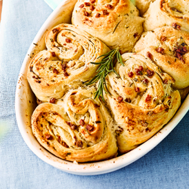 Knoblauch-Zupfbrot mit Rosmarin und Speck