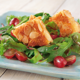 Salat mit Camembert in Mandelkruste und Trauben