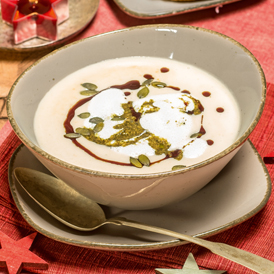 Sellerie-Cremesuppe mit Kürbiskernpesto