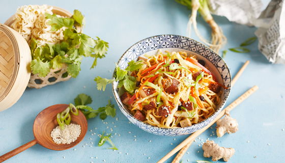 Asiatischer Nudelsalat mit Nuss-Tofu