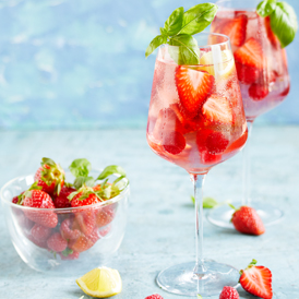 Gin Tonic mit Beeren und Basilikum