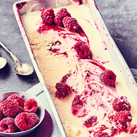 Weißes Parfait mit Himbeeren