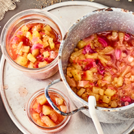 Ananas-Zwiebel-Relish mit Limettenstücken