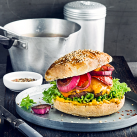 Cheeseburger mit Burger-Buns und Balsamico-Zwiebeln