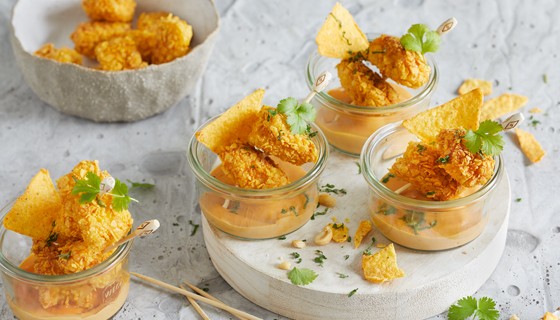 Hähnchensticks mit Tortilla-Chips-Panade und Erdnuss-Dip