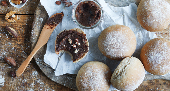 Knusprige Guten-Morgen-Brötchen mit Nuss-Aufstrich