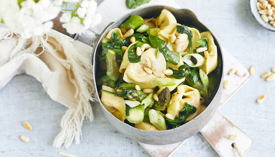 Rindfleisch-Tortelloni mit Spinat und grünem Spargel