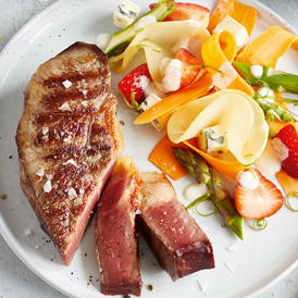 Spring-Salad mit Blue Chees und Dry aged Rumpsteaks