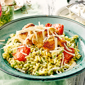 Pasta mit Bärlauchpesto, Hähnchenbrust und Kirschtomaten