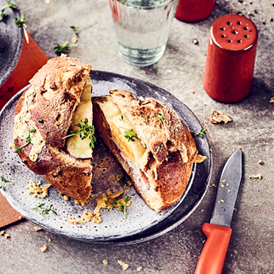 Gefüllte Kartoffelbrötchen mit Ei