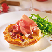 Filotartelettes mit Trauben und Serranoschinken