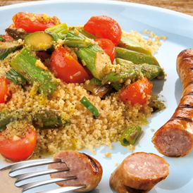 Couscous-Salat mit Spargel und Grillwürstchen