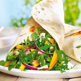 Wraps mit Mandeltofu, Mango und Rucola