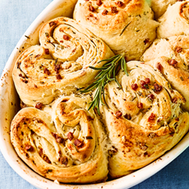 Knoblauch-Zupfbrot mit Rosmarin und Speck