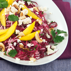 Bunter Krautsalat mit Feta, Mango und Nüssen