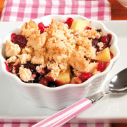 Apfel-Beeren-Crumble mit Zimtsahne