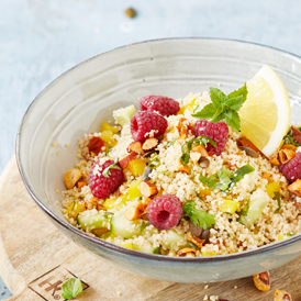 Couscous-Salat mit Himbeeren und Nüssen