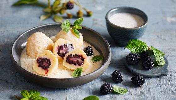 Brombeer-Quarkknödel mit Vanillesauce