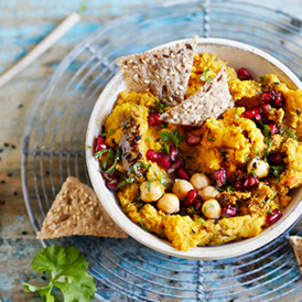 Kürbis-Hummus mit Granatapfelkernen