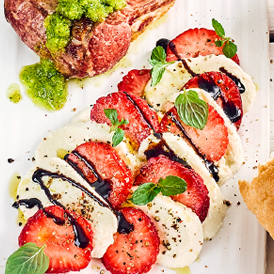 Erdbeer-Mozzarella-Salat zu Lammkoteletts mit Minzpesto