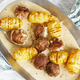 Köttbullar mit Fächerkartoffeln und Preiselbeeren