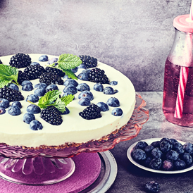 Kühlschranktorte mit Heidelbeeren und Brombeeren