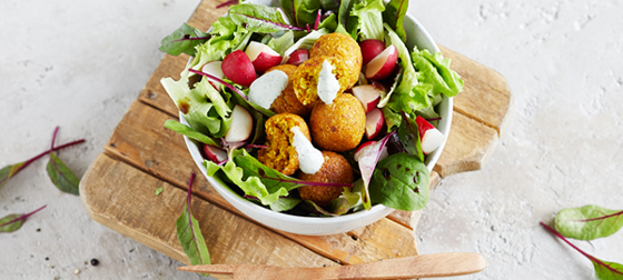 Pflücksalat mit Blumenkohl-Falafel und Bärlauch-Dip