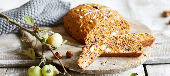 Früchtebrot mit Äpfeln, Nüssen und Feigen