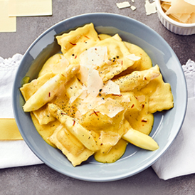 Ricotta-Parmesan-Ravioli mit Safransauce und Spargel