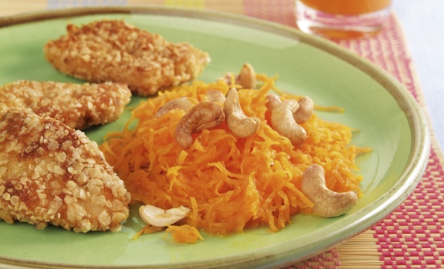 Möhren-Cashewsalat zu Hähnchen-Nuggets