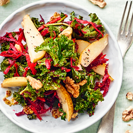 Grünkohl-Salat mit rote Bete und Walnusskernen