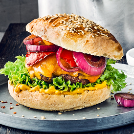 Cheeseburger mit homemade Burger-Buns und Balsamico-Zwiebeln